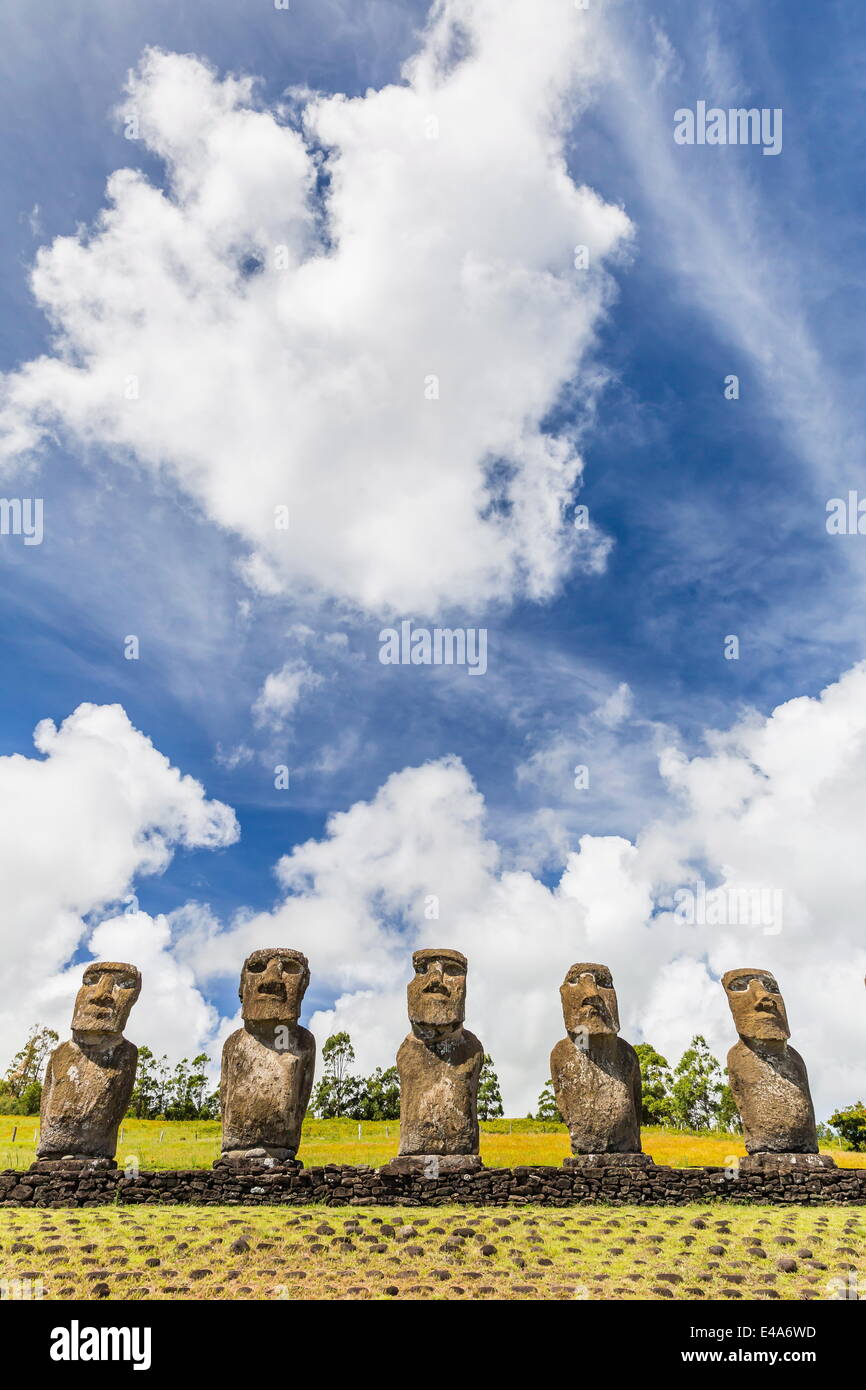 Moai en Ahu Akivi, el primer altar restaurado, el Parque Nacional Rapa Nui, la UNESCO, la Isla de Pascua (Isla de Pascua), Chile Foto de stock
