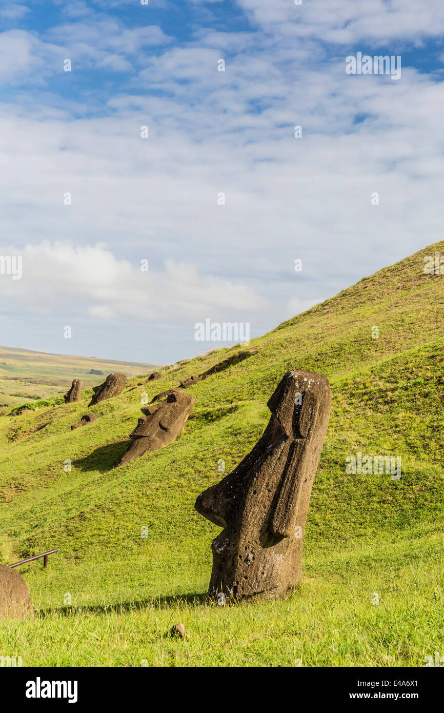 Esculturas Moai en diversas etapas de terminación en Rano Raraku, Parque Nacional Rapa Nui, la UNESCO, la Isla de Pascua, Chile Foto de stock