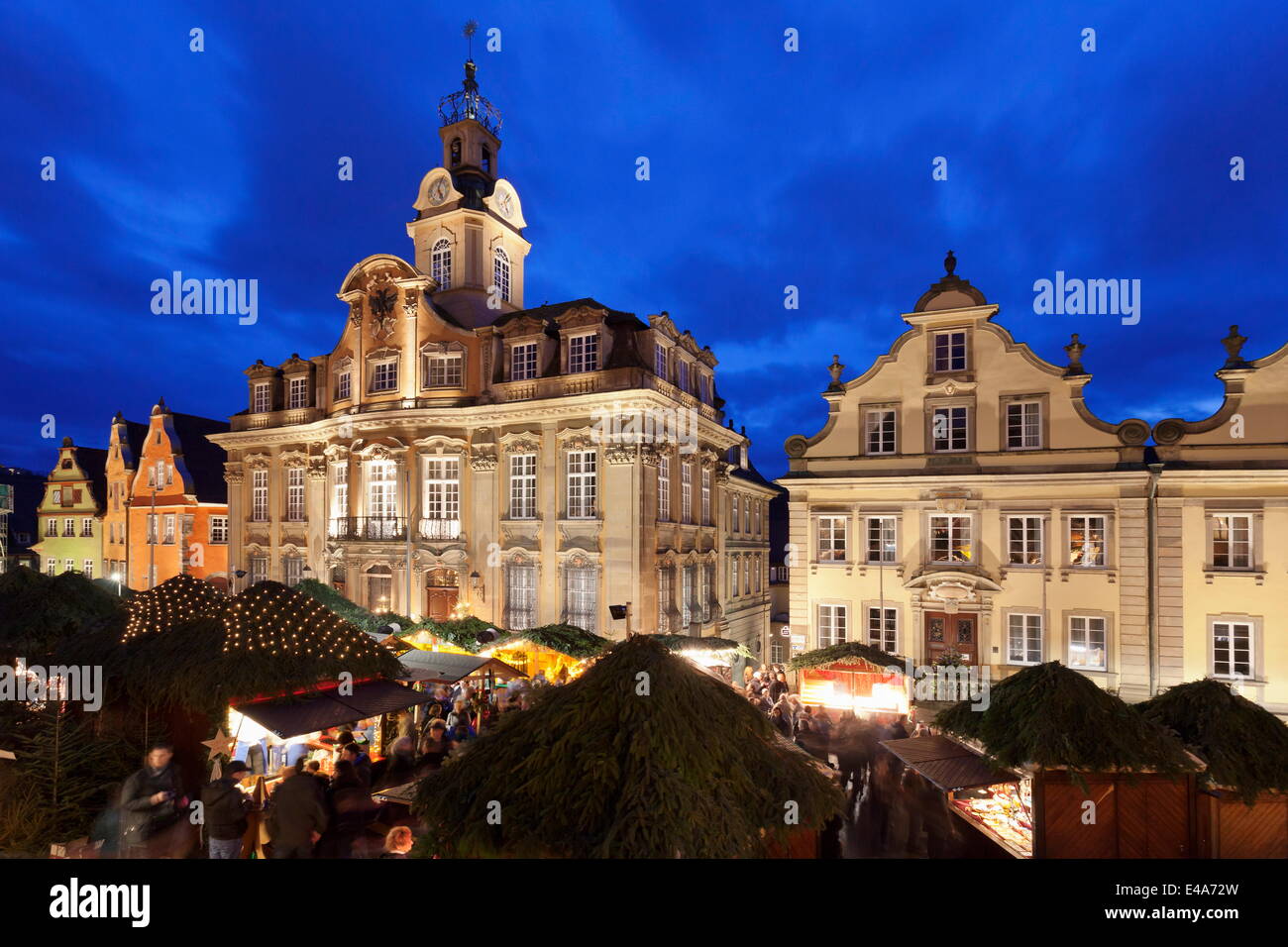 Feria de Navidad, el Ayuntamiento y el Mercado, Schwaebisch Hall, Hohenlohe, Baden Wurttemberg, Alemania, Europa Foto de stock