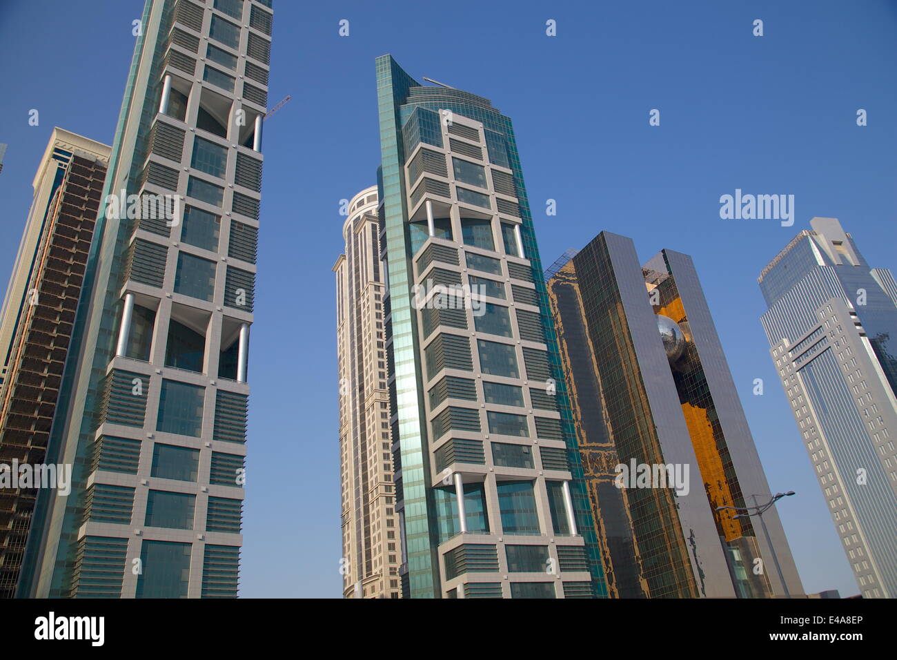 La arquitectura contemporánea en el centro de la ciudad, Doha, Qatar, Oriente Medio Foto de stock