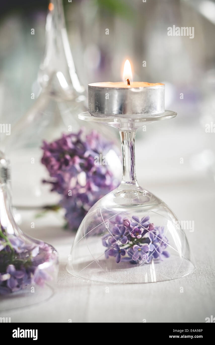 Decoración de la mesa con velas, copas y lila, Syringa, close-up Fotografía  de stock - Alamy