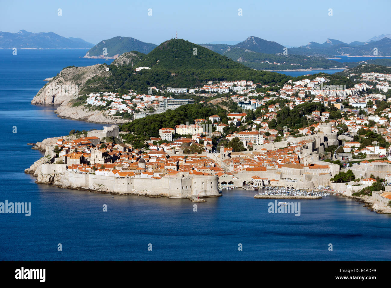 Croacia, Dubrovnik, niveles elevados de fin de línea de costa con el casco antiguo de la ciudad Foto de stock
