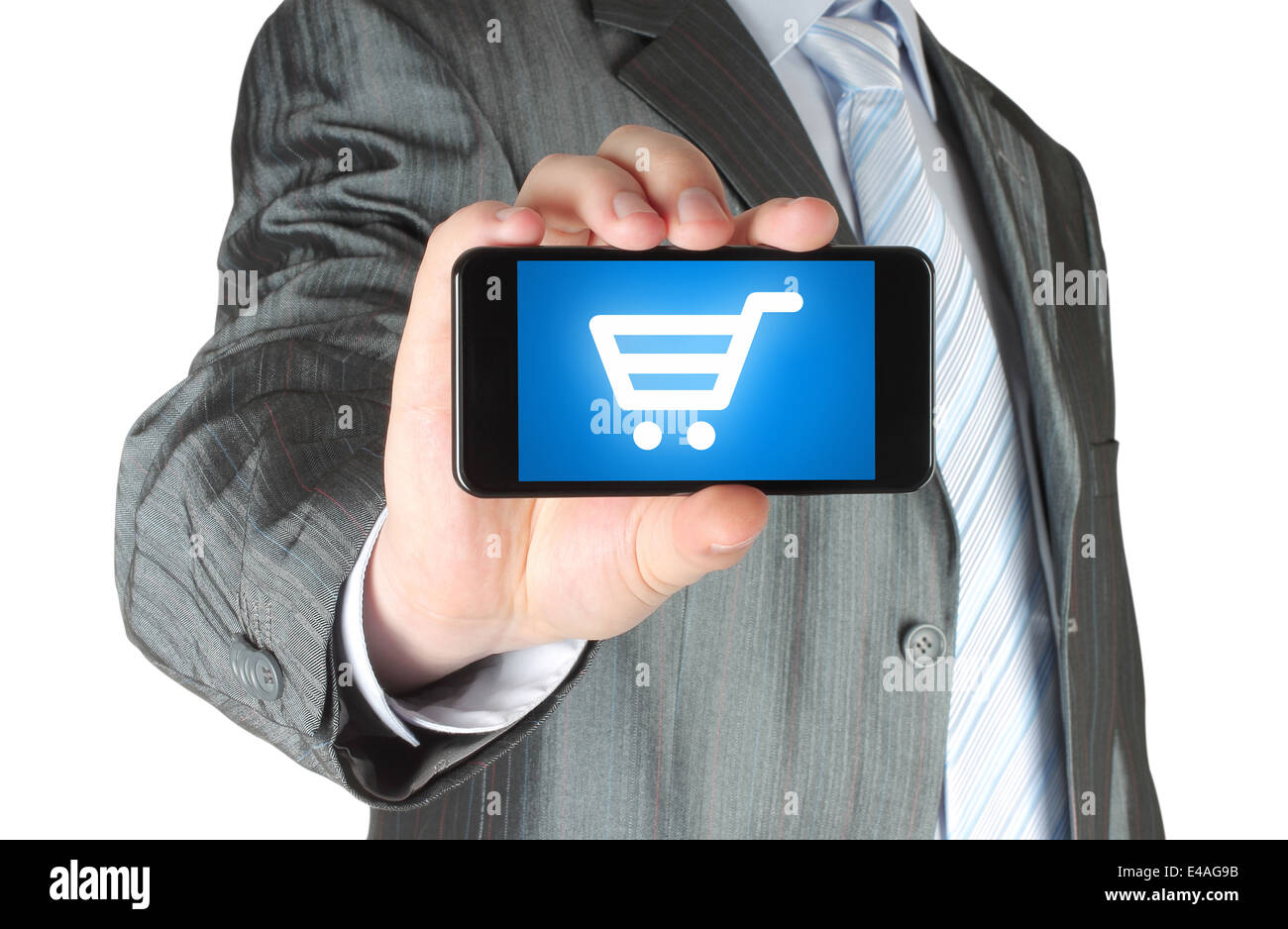 El hombre posee teléfonos inteligentes con compras sobre fondo blanco. Foto de stock