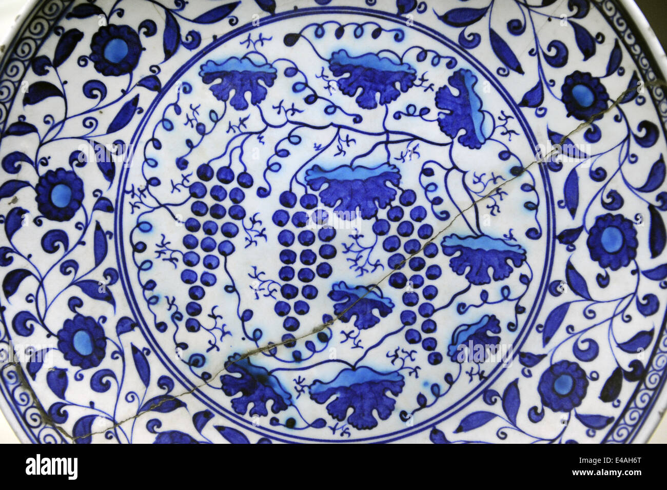 Placa azul y blanco con turquesa, 1530-1545. Acristalado. Iznik. Museo de Kiosco de azulejos. Museo Arqueológico. Estambul. Turquía. Foto de stock