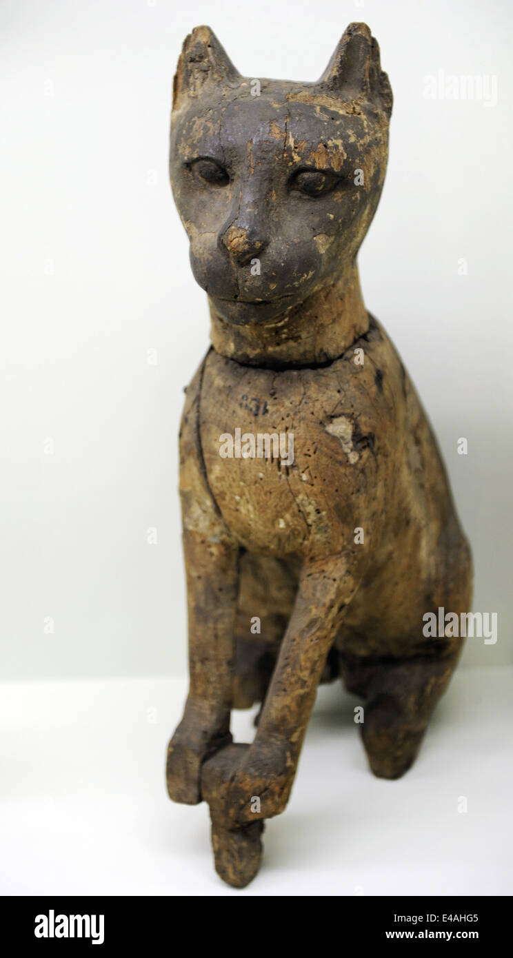 Estatuilla de un gato de madera representando a la diosa Bastet. Museo Arqueológico. Estambul. Turquía. Foto de stock