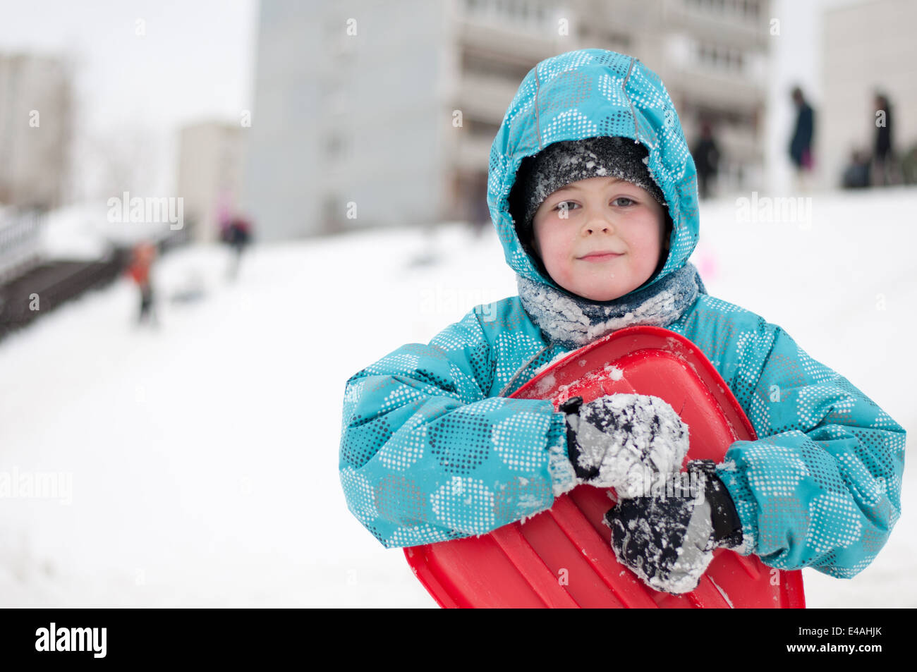 Niño chico invierno Trineo Snow actividad infantiles alegres disfrutan de  congelar gracioso feliz alegría reír ocio naturaleza poco outsid exterior  Fotografía de stock - Alamy