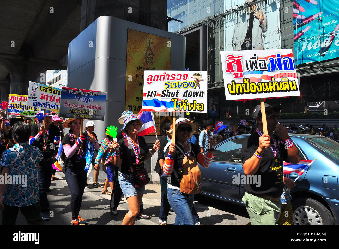 BANGKOK, TAILANDIA: Thais llevar signos que marchar por Rama V durante el funcionamiento en carretera Apagar la protesta de Bangkok Foto de stock