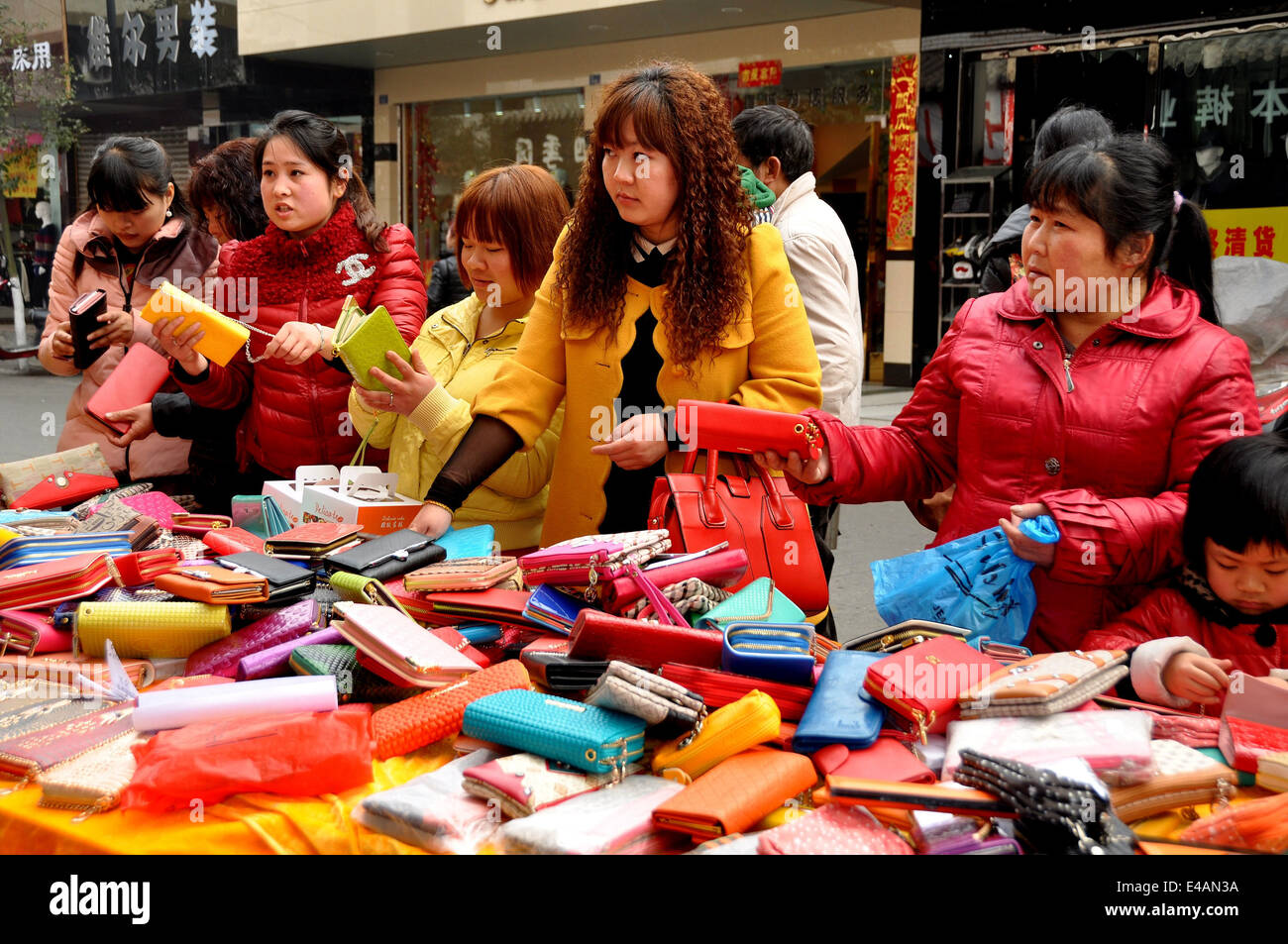 Pengzhou, China: Las mujeres para compras de carteras en venta vendida por  un vendedor ambulante de Li Ren Jie Street Fotografía de stock - Alamy