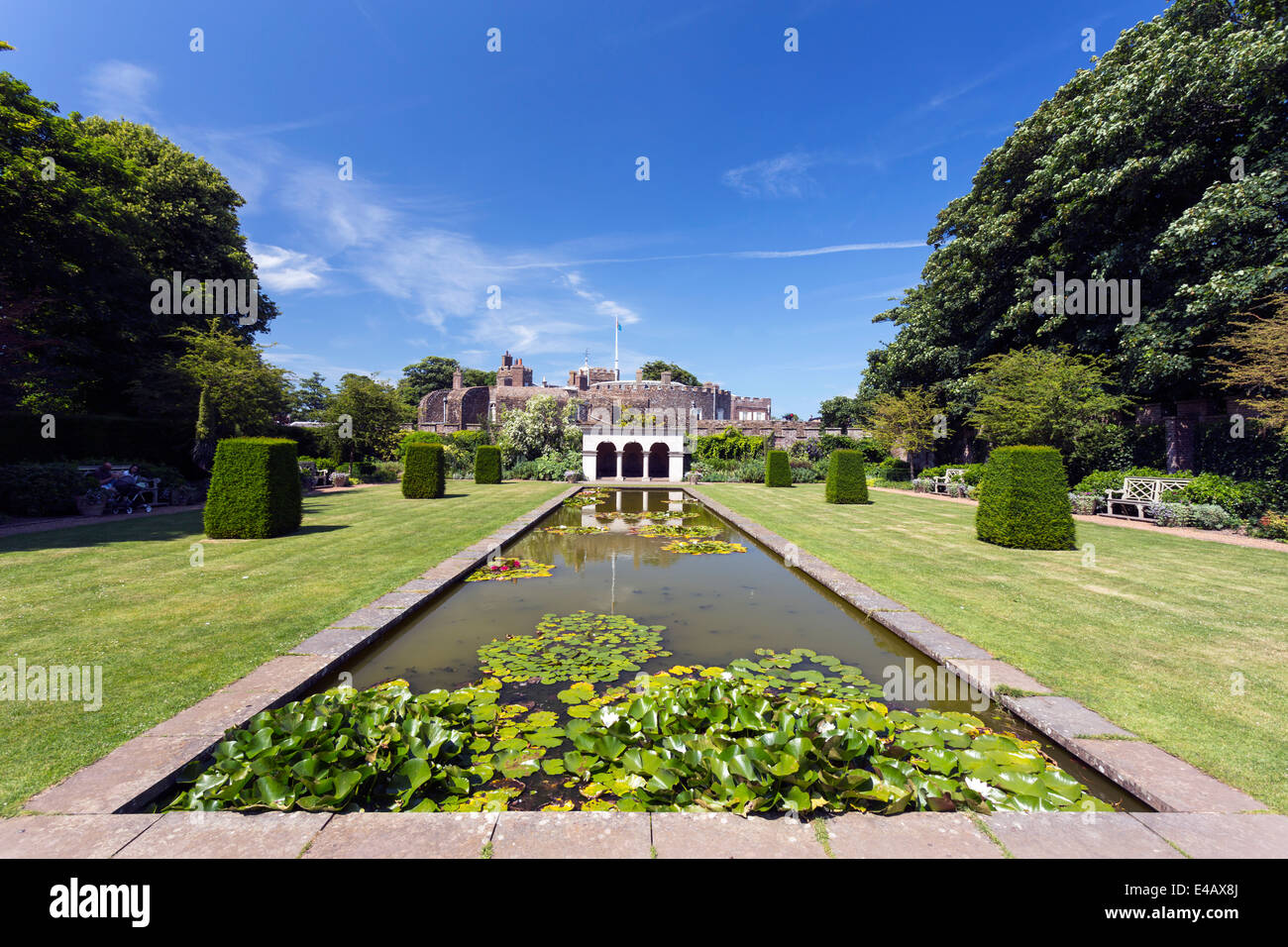 Estanque y Jardín de Rosas en Walmer Castle residencia oficial del señor Director de la Cinque Ports Foto de stock