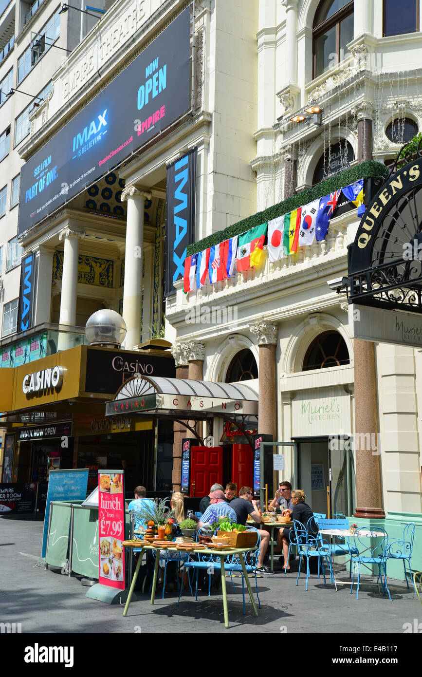 Restaurante al aire libre (Muriel's Kitchen) en Leicester Square, el West End, la ciudad de Westminster, Londres, Reino Unido. Foto de stock