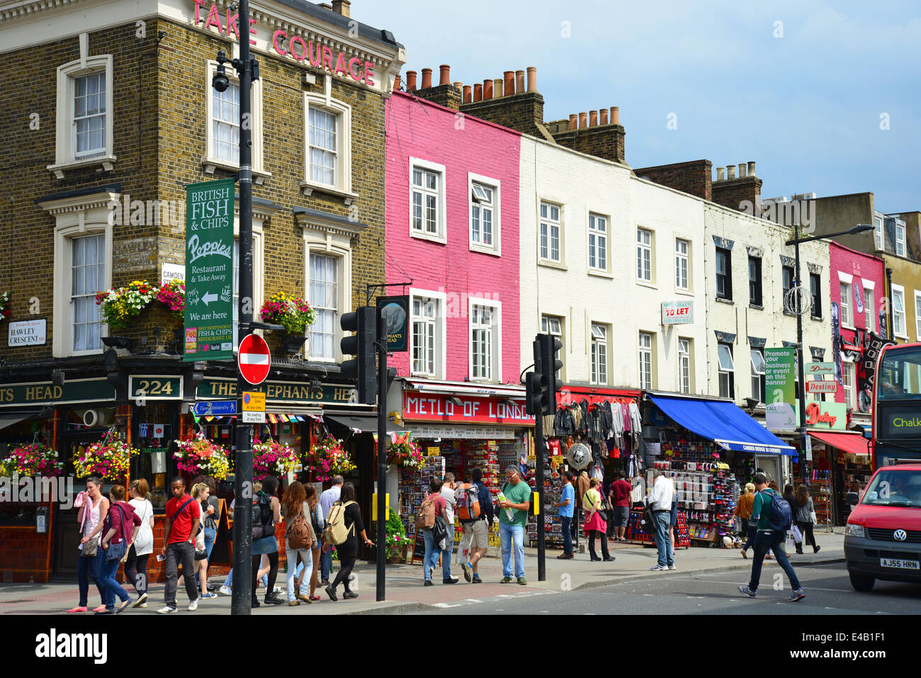 Tiendas de ropa en Camden High Street, Camden London Borough of Camden, Londres, Inglaterra, Reino Unido Fotografía de Alamy