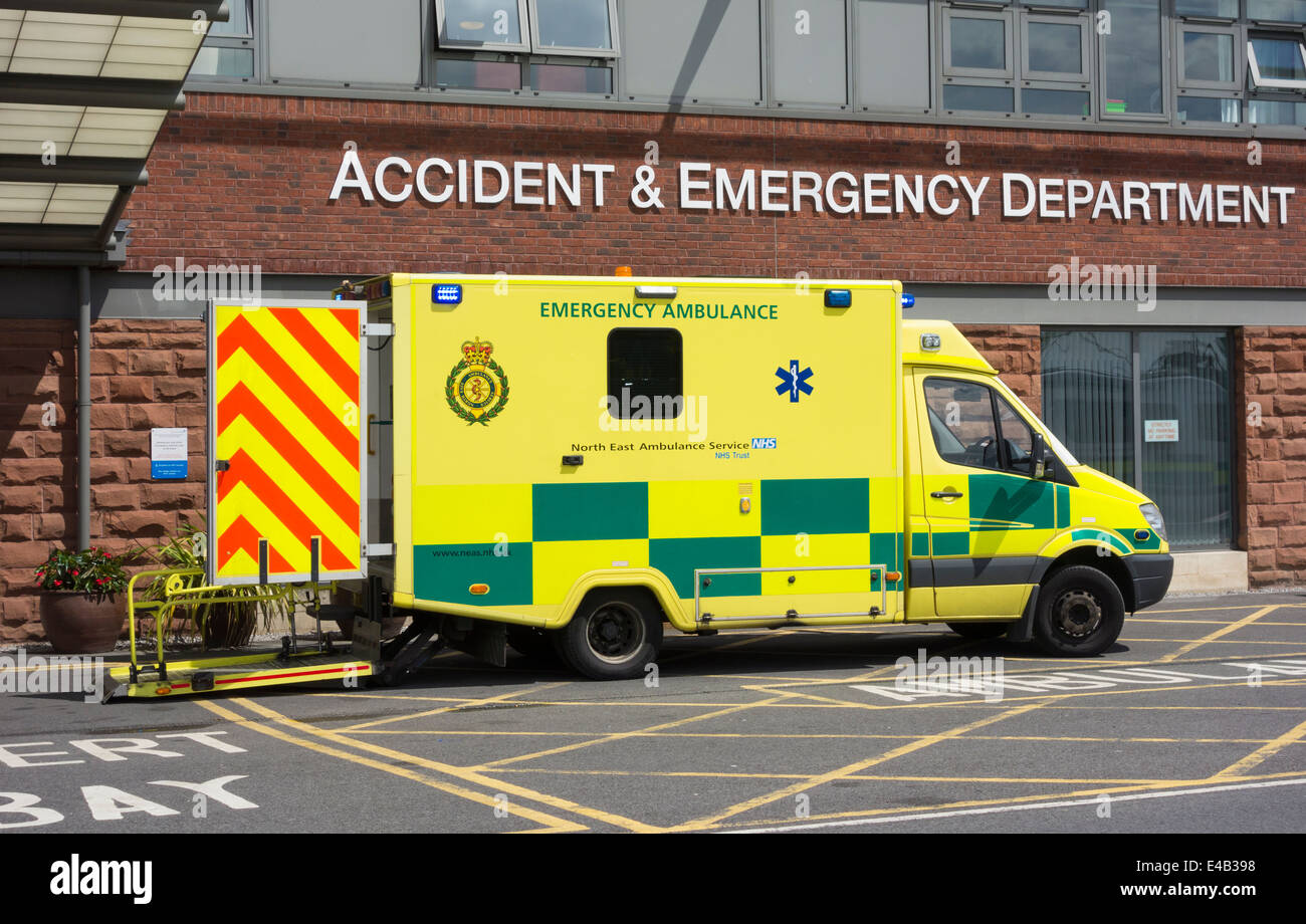 Ambulancia fuera de accidentes y emergencias en la entrada de James Cook University Hospital, Middlesbrough, Inglaterra, Reino Unido. Foto de stock