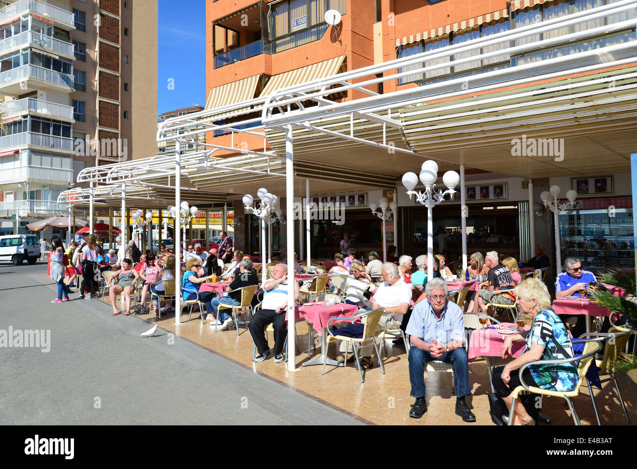 Restaurante con terraza sobre el paseo marítimo, la Playa de Levante,  Benidorm, Alicante, Costa Blanca, España Fotografía de stock - Alamy