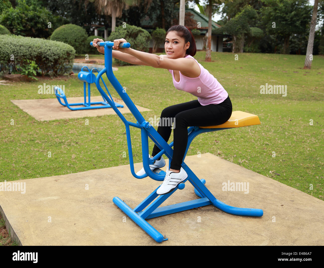 Mujer hacer ejercicio con aparatos de ejercicios en el parque público  Fotografía de stock - Alamy