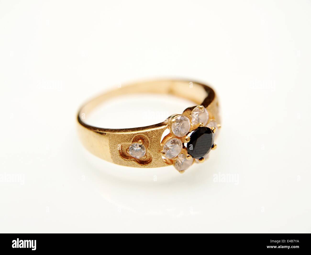 traición desmayarse Hazme Anillo de oro amarillo con piedra negra Fotografía de stock - Alamy