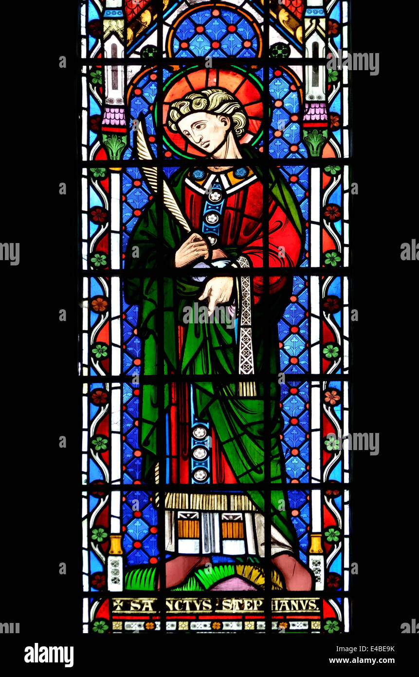 Kent, Inglaterra, Reino Unido. La Catedral de Rochester. Vidriera - San Esteban, considerado como el primer mártir de la Cristiandad Foto de stock