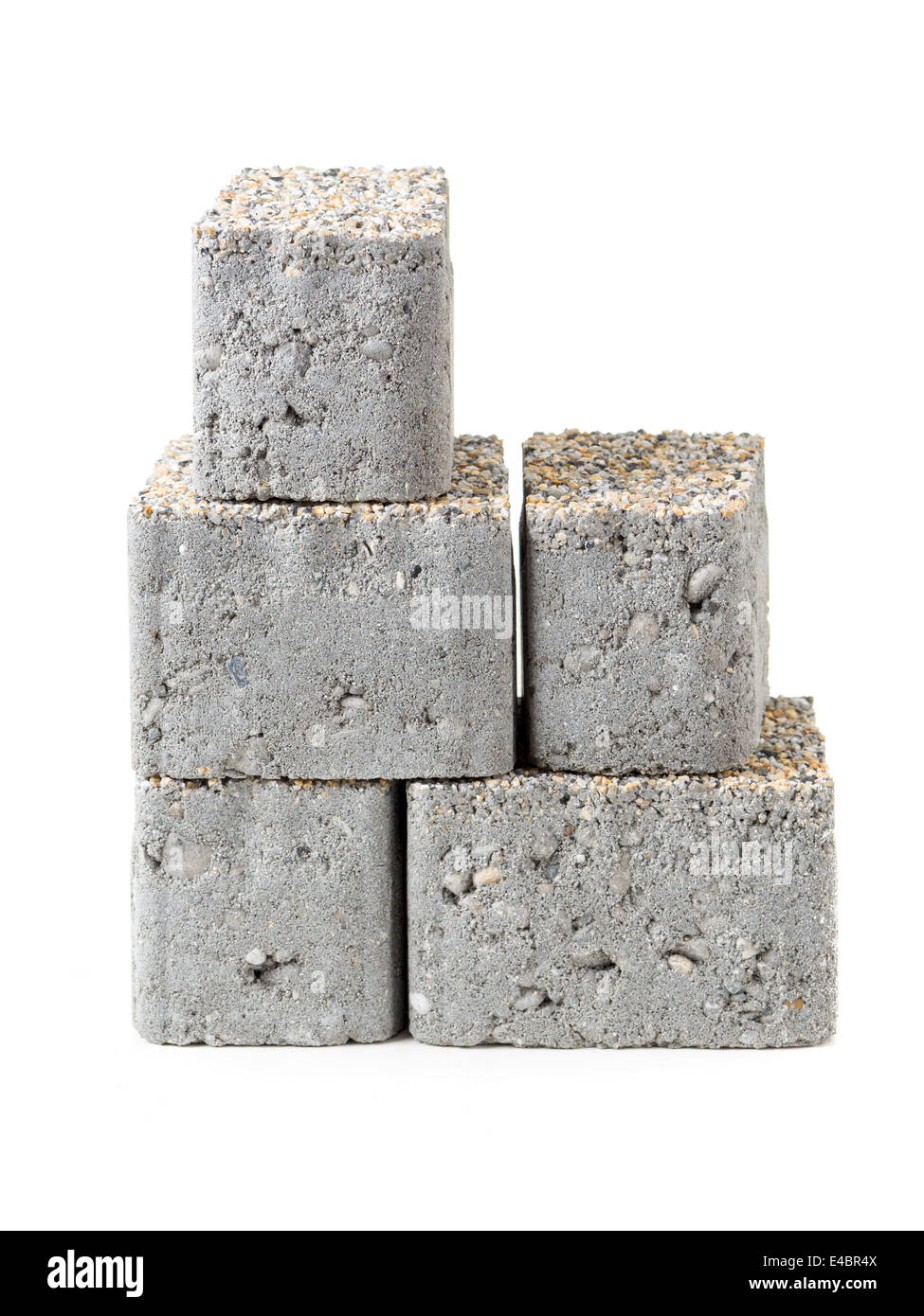 Cinco bloques de pavimento de hormigón con mineral topping rodada en blanco Foto de stock