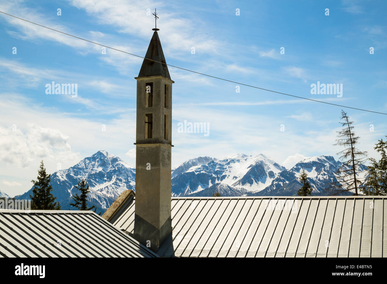 El campanario de la pequeña iglesia alpina en el Valle de Susa, Italia. Foto de stock