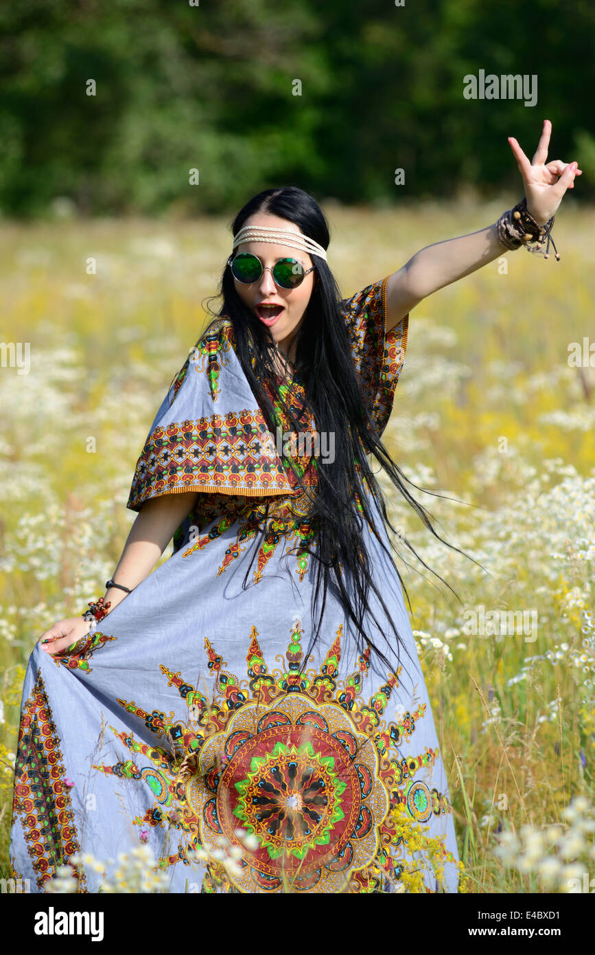 Hippy girl fotografías e imágenes de alta resolución - Alamy