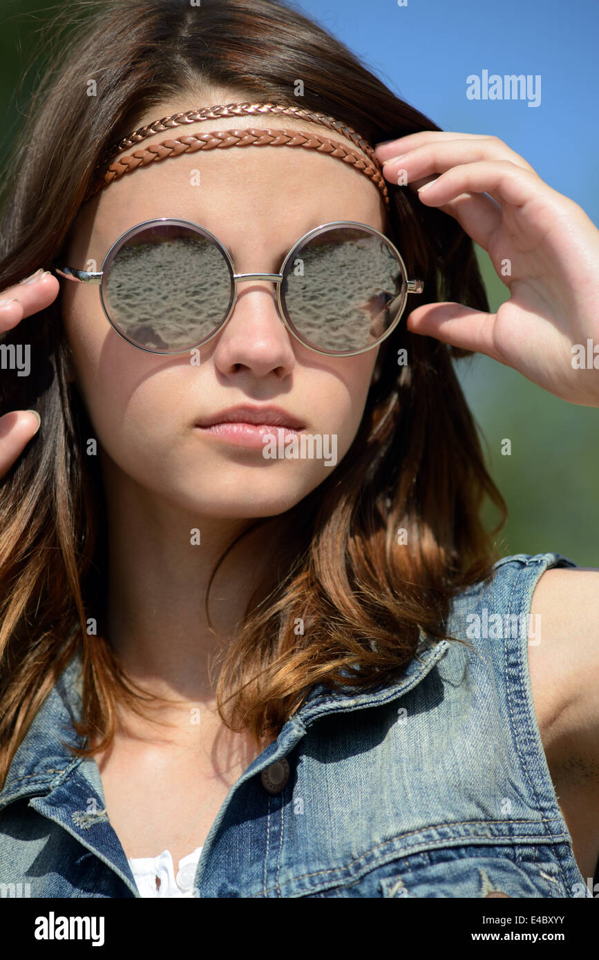 Mujer joven con espejos gafas de sol Foto de stock
