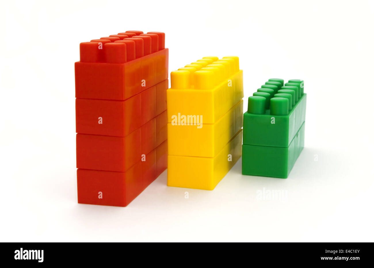 Cubos de plástico de colores para niños cubos aislado sobre un fondo  blanco.