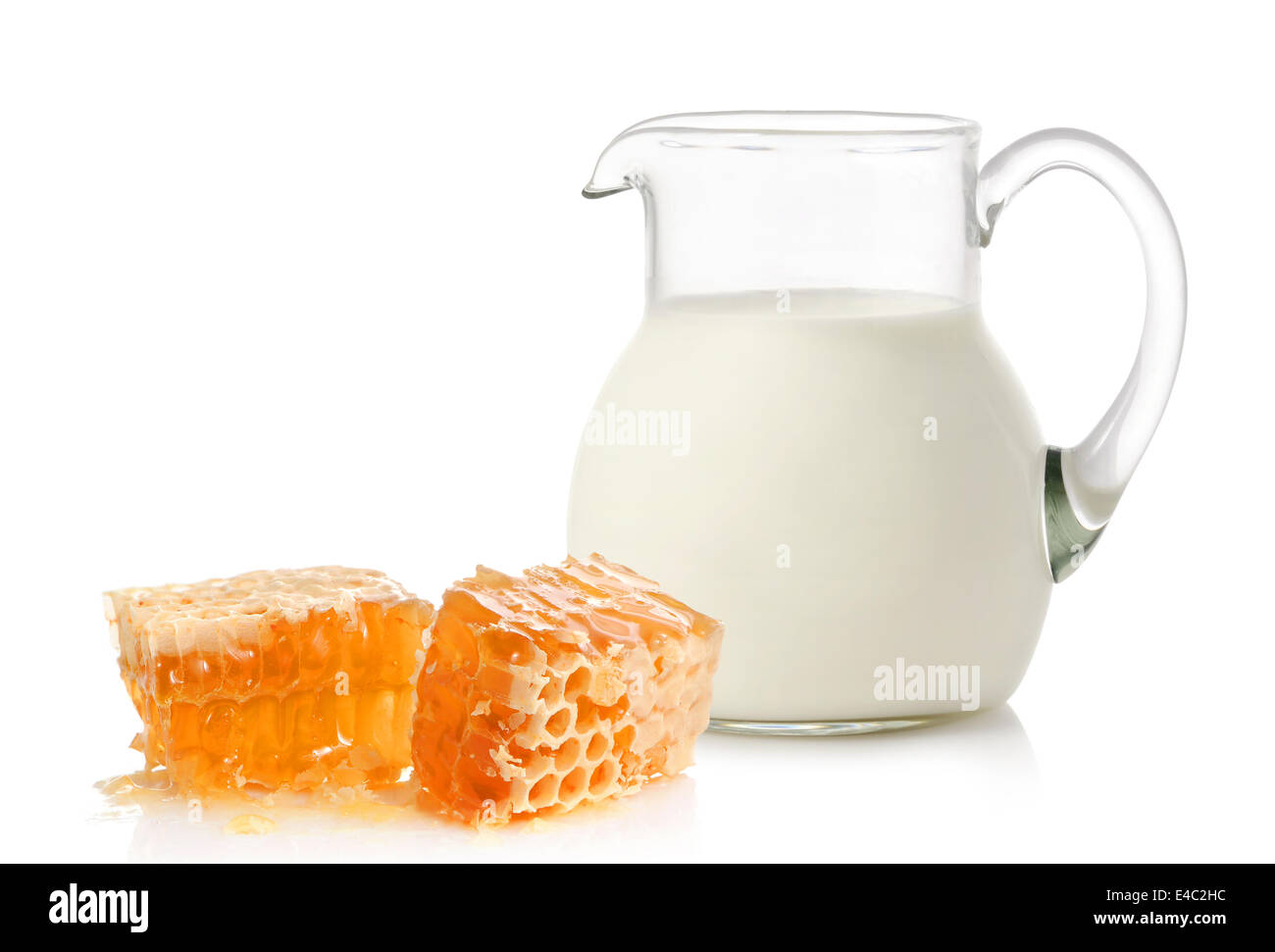 Jarra de cristal con leche y miel Foto de stock