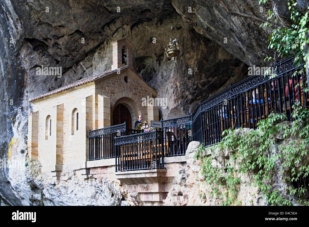 Nuestra Señora del santuario de Covadonga, Picos de Europa, la provincia de Cantabria y Asturias, España Fotografía de stock - Alamy Nuestra Señora del santuario de Covadonga, Picos de Europa, la provincia de Cantabria y Asturias, España Fotografía de stock - Alamy