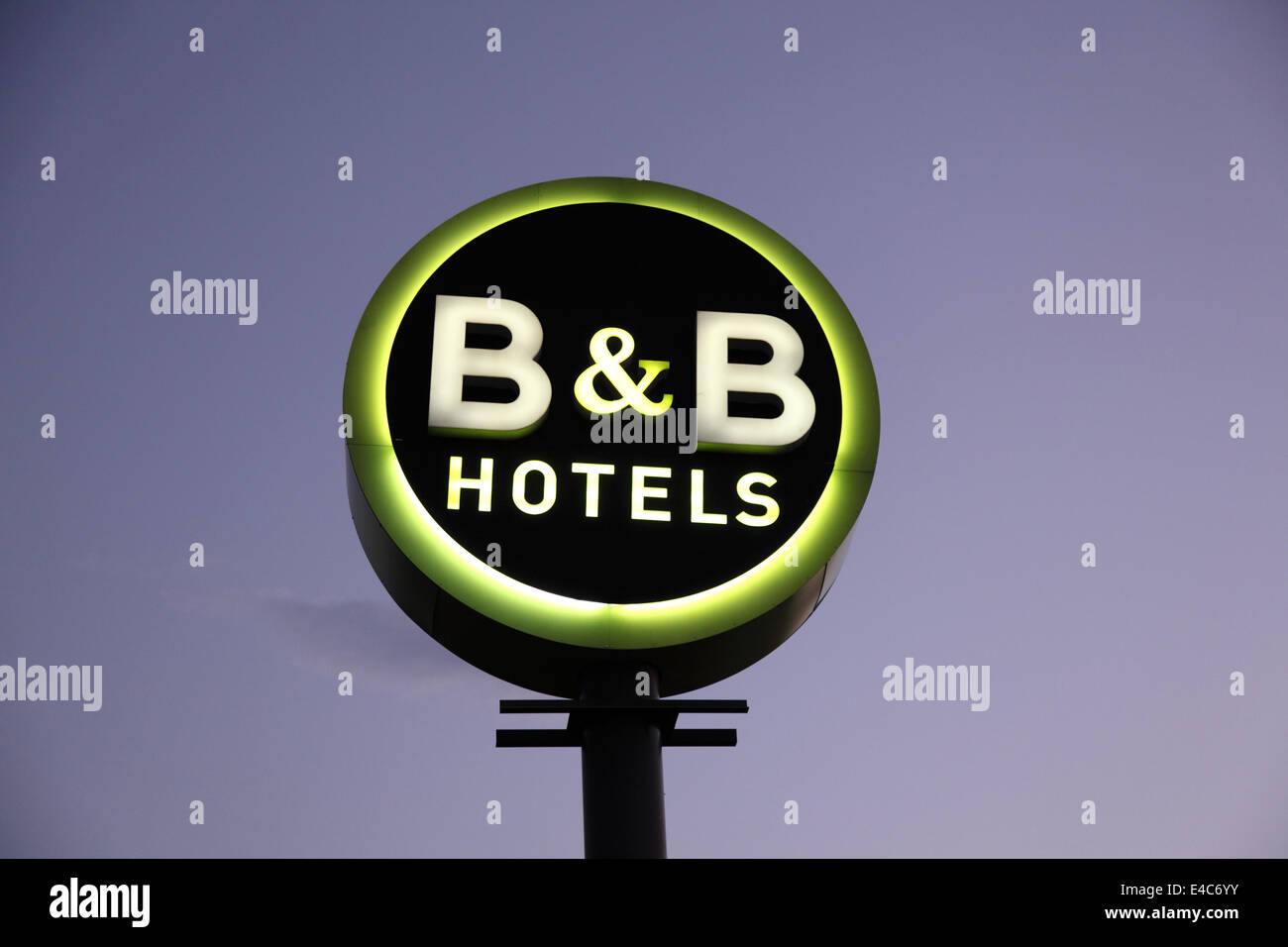 B y B Hotel firmar encendida al anochecer. B&B es una cadena hotelera francesa con más de 300 hoteles en toda Europa. Foto de stock