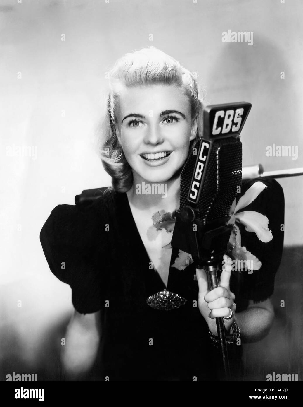 Ginger Rogers, apareciendo como "Kitty Foyle" en CBS Lux Radio Theatre,  1941 Fotografía de stock - Alamy