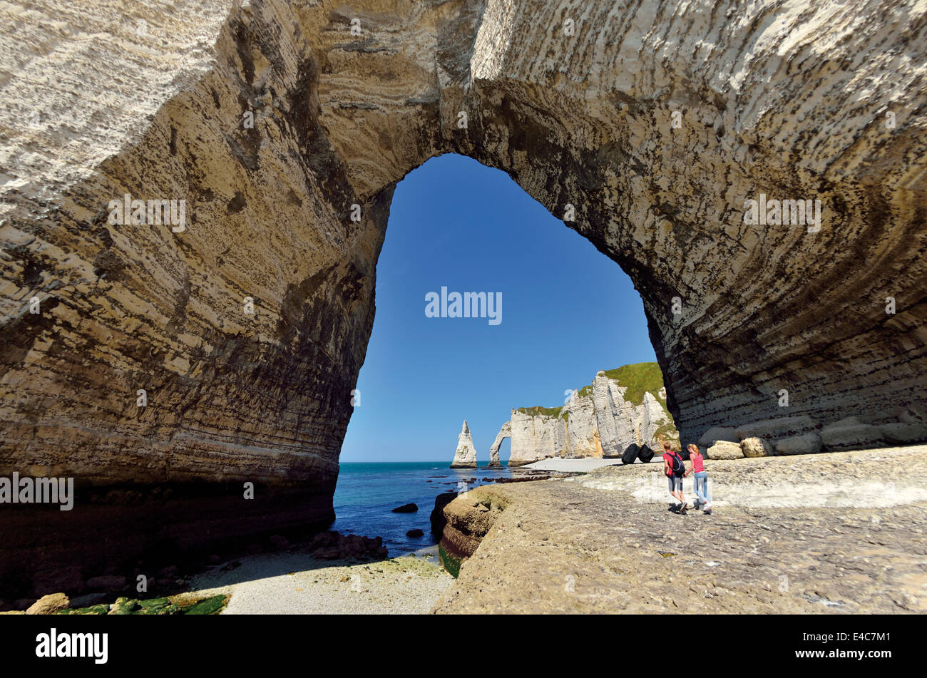 Francia, Normandía: arco de roca vista a través de la Porte d'aval en Étretat Foto de stock