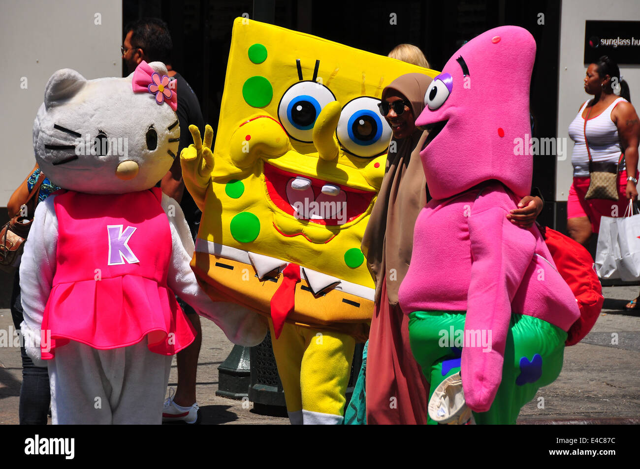 New York, NY: personajes de dibujos animados, Bob Esponja, Hello Kitty y Rosa posan para los turistas en Times Square Fotografía de stock - Alamy New York, NY: personajes de dibujos animados, Bob Esponja, Hello Kitty y Rosa posan para los turistas en Times Square Fotografía de stock - Alamy