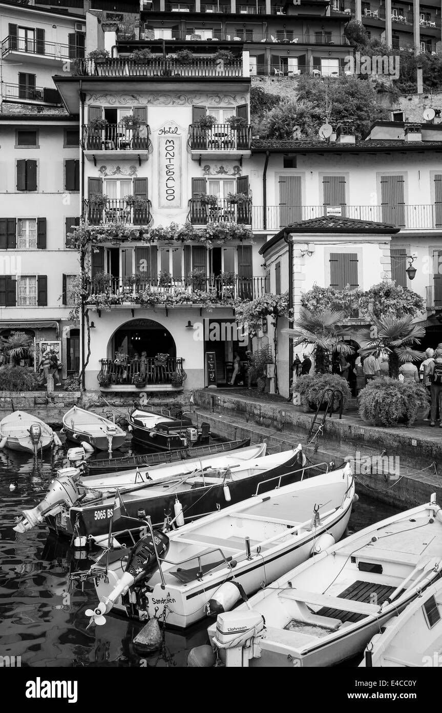 La pintoresca localidad de Limone, en las orillas del Lago de Garda, Italia. Foto de stock
