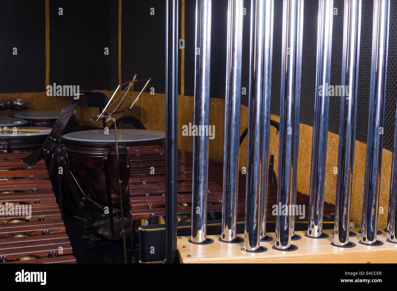 Tubular Bells en el contexto de otros instrumentos de percusión Foto de stock
