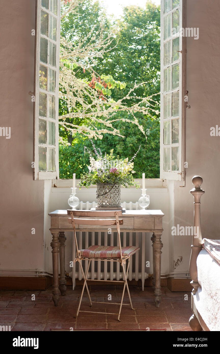 Estilo de café francés silla de escritorio de madera en dormitorio con piso  de baldosas de terracota y tall crittall ventanas estilo Fotografía de  stock - Alamy