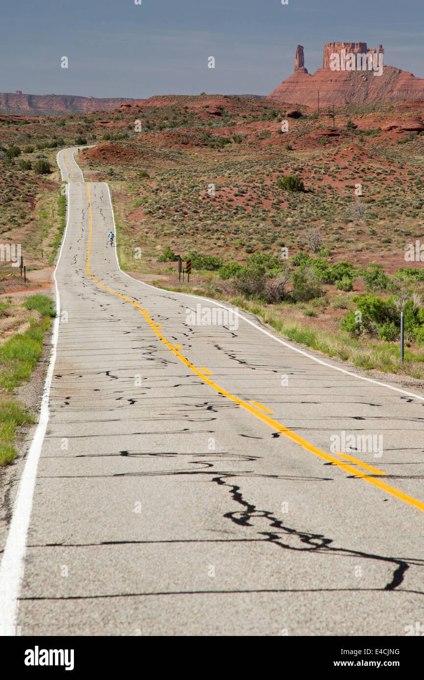 Moab, Utah - un ciclista que aparece en Utah Route 128. Foto de stock