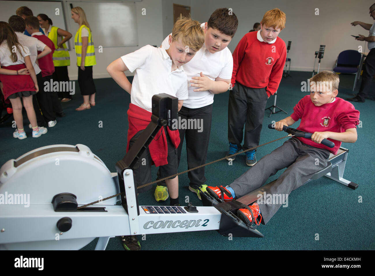 Los niños de la Escuela Primaria Yeadon Westfield tomando parte en actividades apoyadas por científicos deportivos trabajan con los atletas. Foto de stock