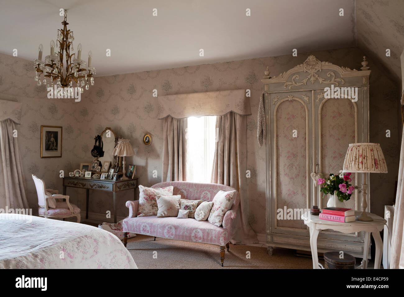 Sophia gris papel tapiz y cortinas por Kate Forman en dormitorio con armario empotrado, francés antiguo Maison artefacto tocador y fl. Foto de stock