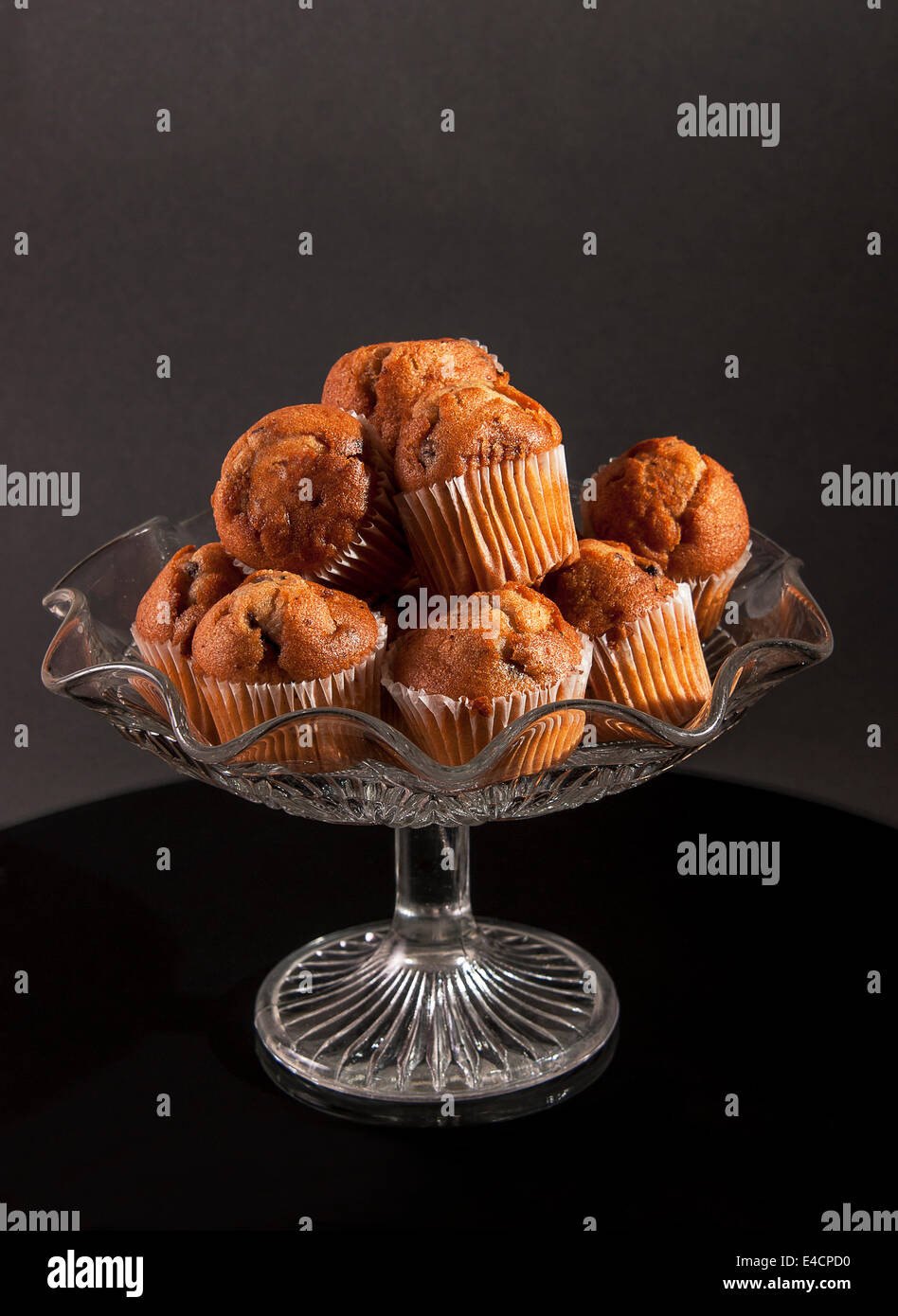 Imagen de clave baja de tortas en un stand de torta de vidrio Fotografía de  stock - Alamy