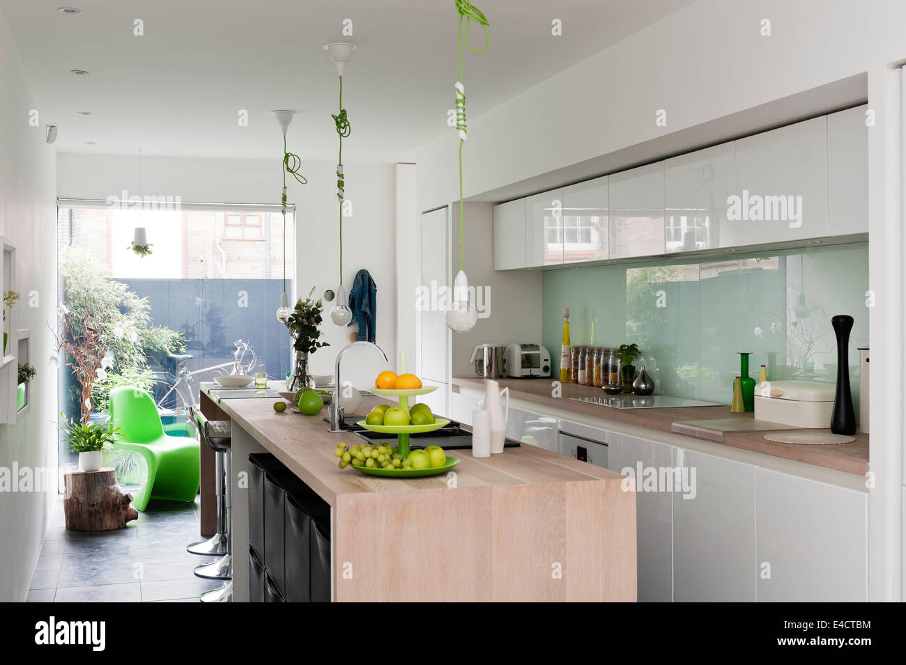 Cocina moderna de Beeck kuechen. Las luces son colgante con cable Cocina moderna de Beeck kuechen. Las luces son colgante con cable