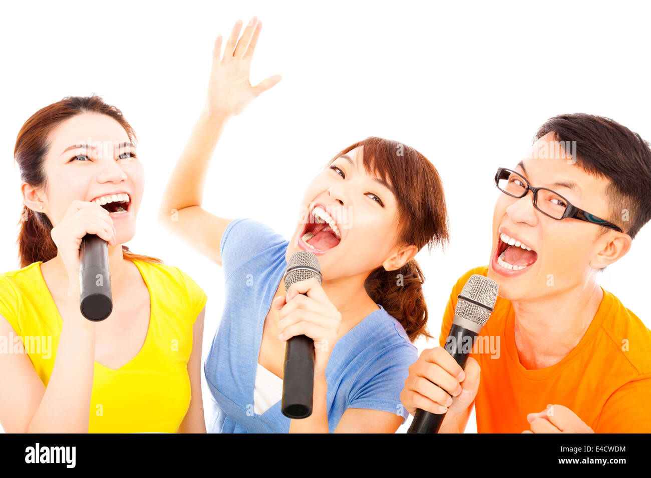 Feliz grupo de jóvenes asiáticos divierten cantando con micrófono Foto de stock