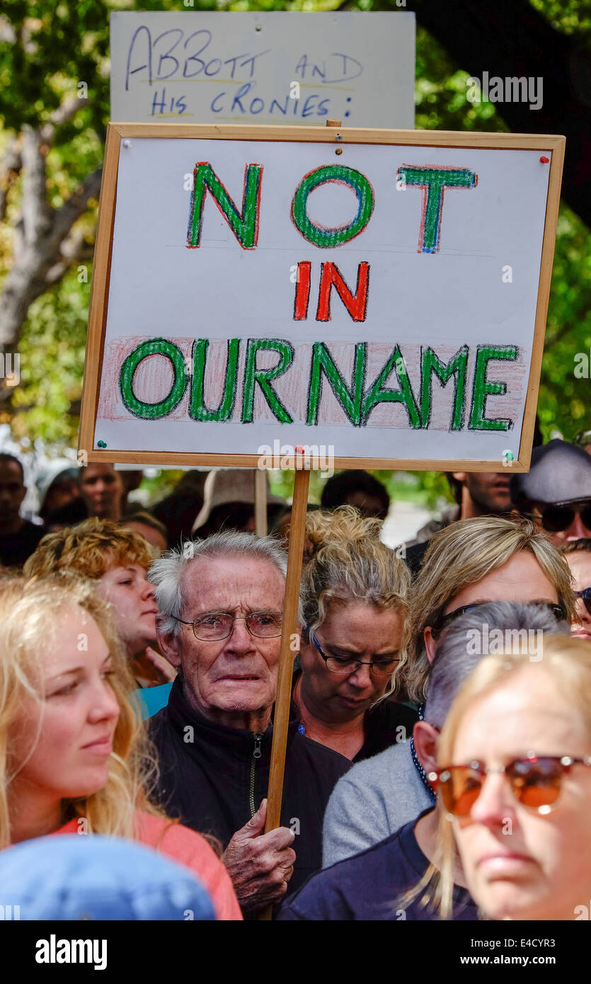 Un anciano con un cartel de protesta a la política del gobierno contra los solicitantes de asilo fuera del Parlamento de Tasmania en Hobart, Tasmania Foto de stock