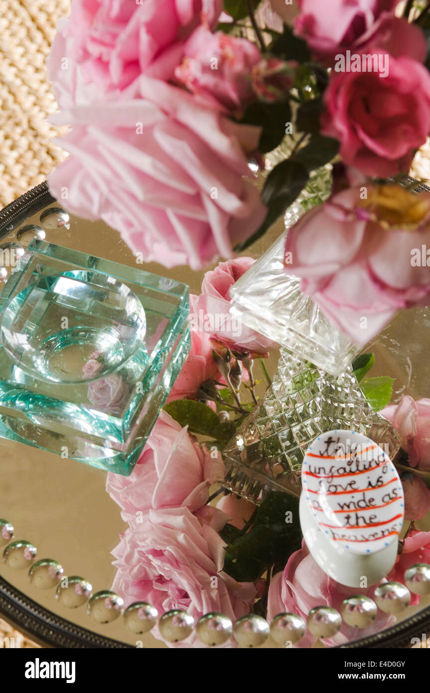 Detalle del inglés rosas rosas en cristal rematada ocasionales de mesa redonda Foto de stock