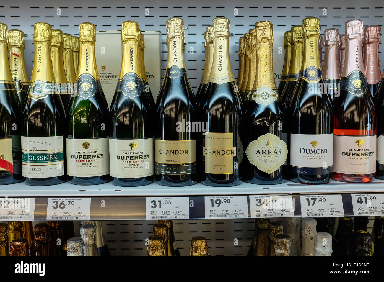 Una selección de vinos espumosos en una tienda de licor en Australia Foto de stock