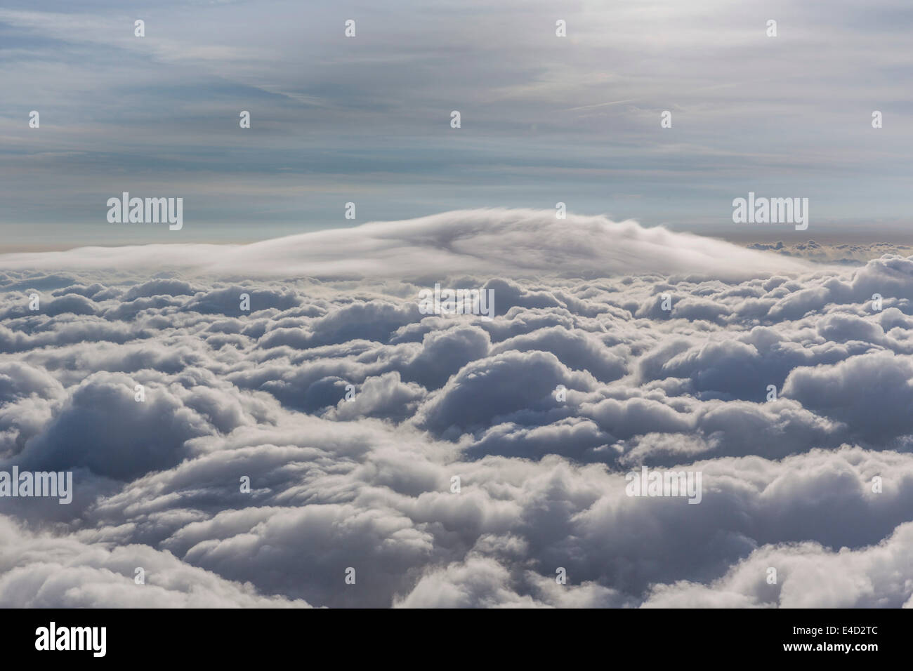 Nube lenticular, Cumulus lenticularis, por encima de la capa superior de nubes, Renania del Norte-Westfalia, Alemania Foto de stock