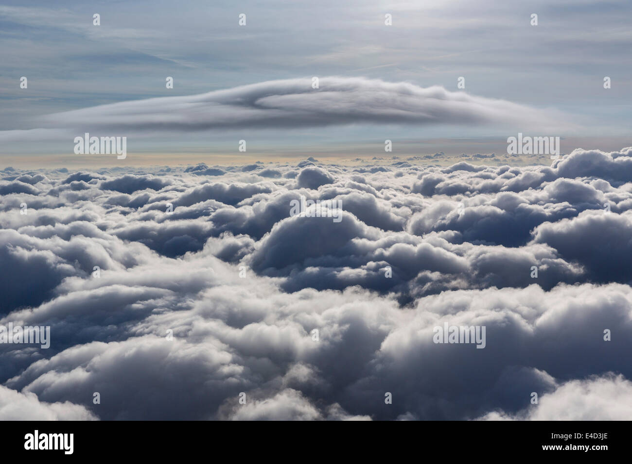 Nube lenticular, Cumulus lenticularis, por encima de la capa superior de nubes, Renania del Norte-Westfalia, Alemania Foto de stock