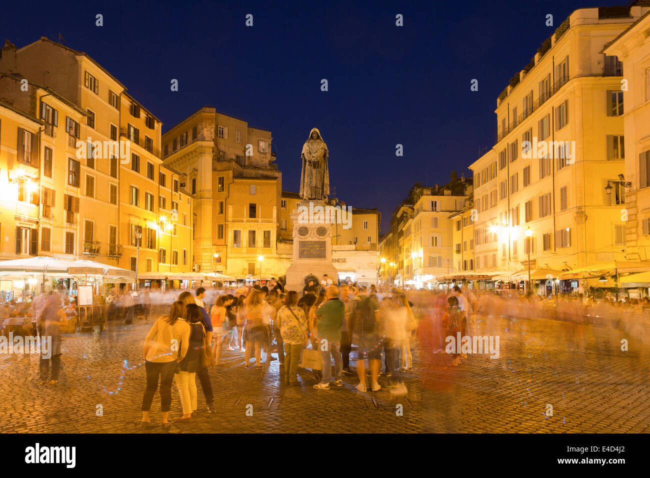 Campo de' Fiori con la estatua de Giordano Bruno, en la noche, Roma, Lazio, Italia Foto de stock