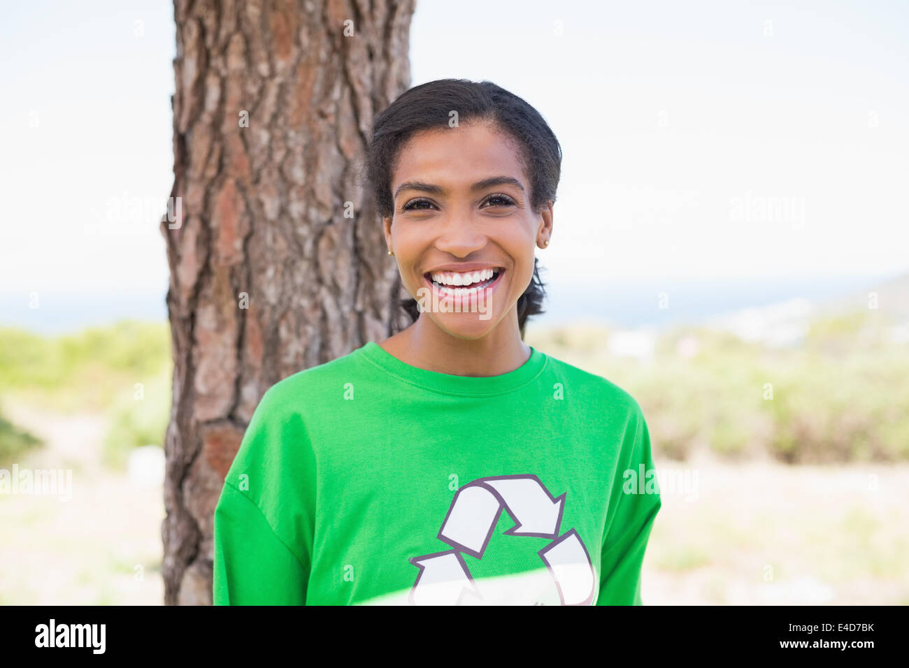 Bastante activista ambiental sonriendo a la cámara Foto de stock