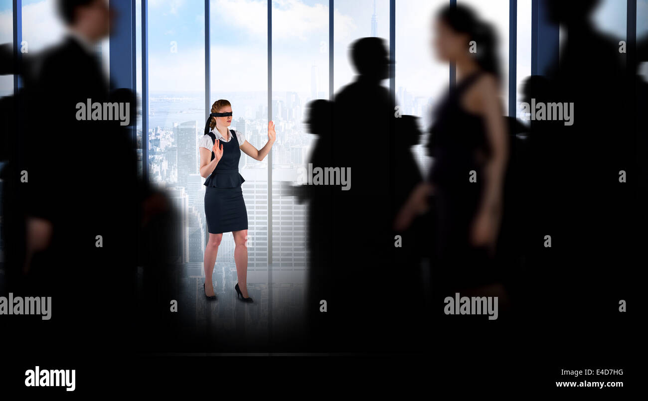 Imagen compuesta de gente de negocios caminando en un desenfoque Foto de stock