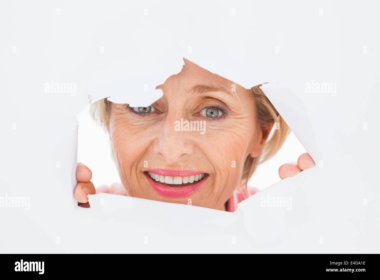 Mujer de edad, mirando a través de RIP Foto de stock