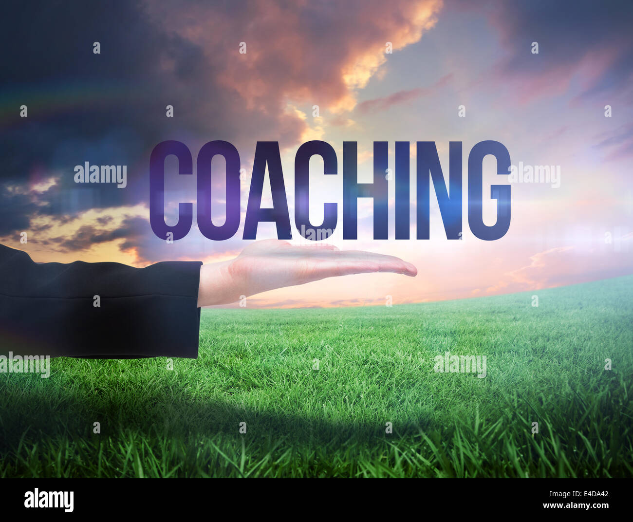 Mano Businesswomans presentar la palabra coaching Foto de stock